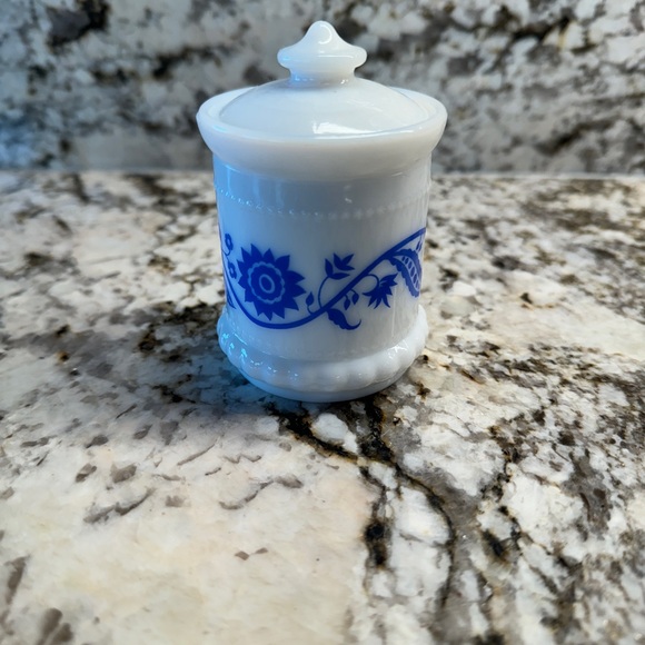 Unique vintage pincushion - Picture 2 of 3